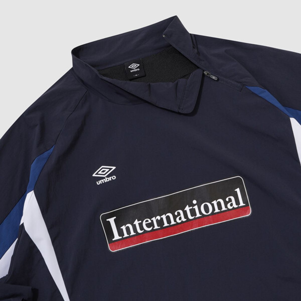 엄브로(UMBRO) 아이코닉 웜업 하이넥 피스테 네이비 UR321SWT98