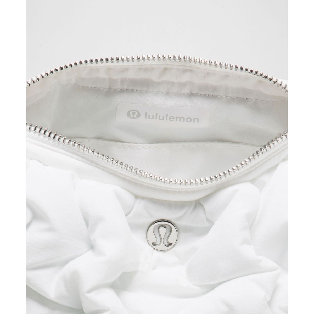 룰루레몬(LULULEMON) 퀼티 퍼프 스몰 크로스바디 백 2.4L  WHT SLVR