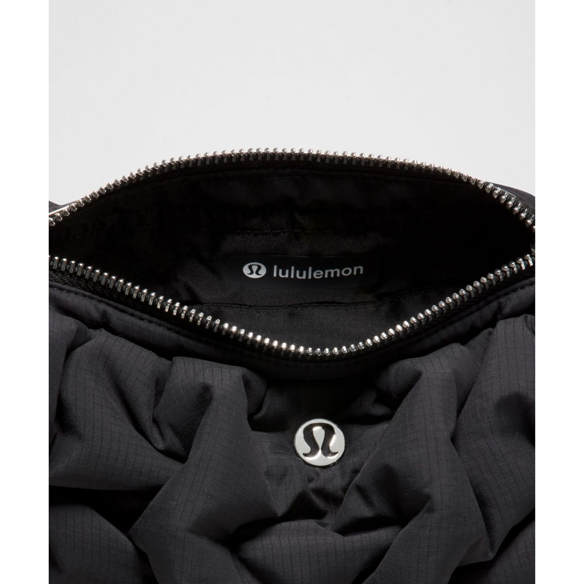 룰루레몬(LULULEMON) 퀼티 퍼프 스몰 크로스바디 백 2.4L  BLK SLVR