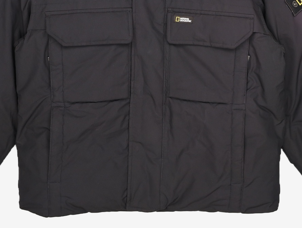 내셔널지오그래픽(NATIONALGEOGRAPHIC) N234UDW901 듀공 후드 숏기장 가슴포켓 덕 다운 점퍼 CARBON BLACK XS