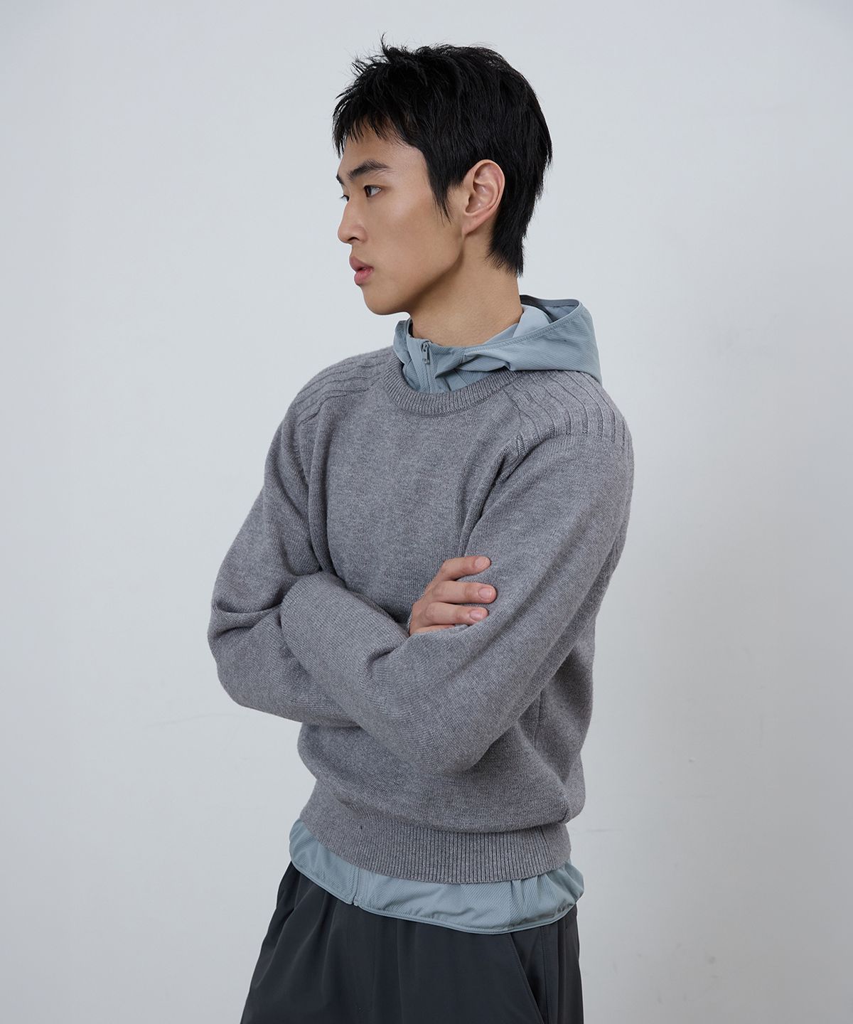 미치코런던 스포츠(MICHIKO LONDON SPORTS) 새들 크루넥 니트 멜란지 그레이