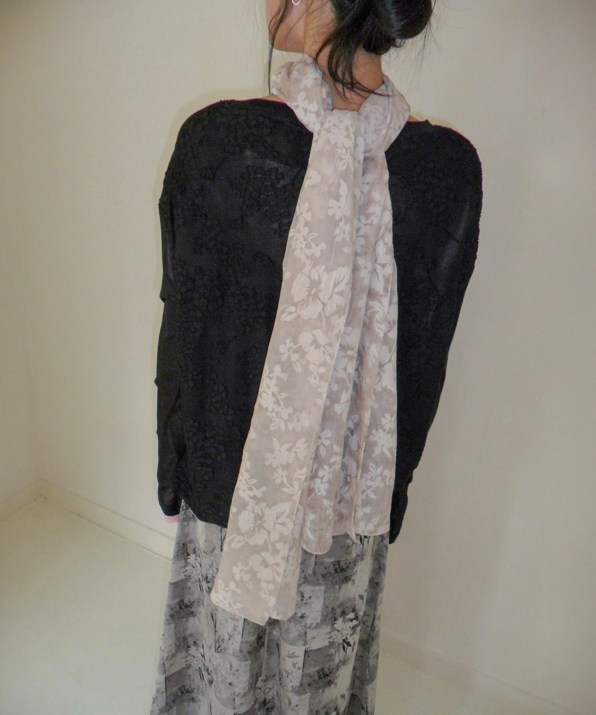 포에브(POEV) Flower Wide Crinkled Scarf [2 Color]