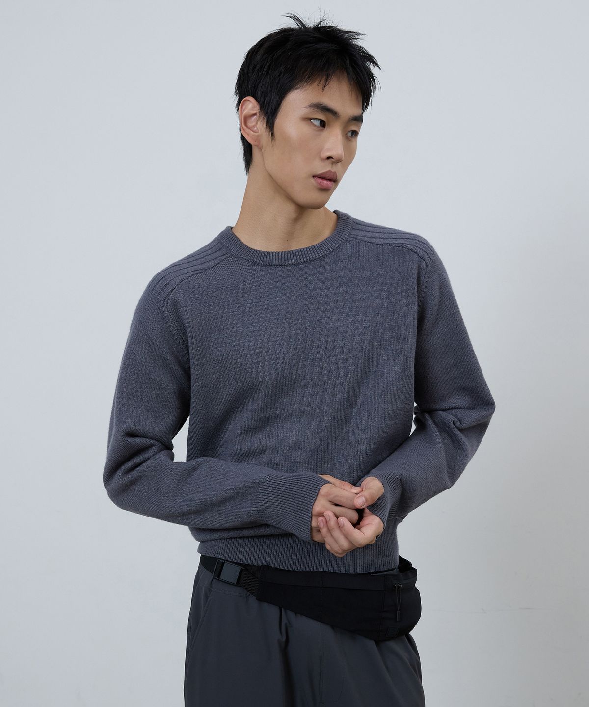 미치코런던 스포츠(MICHIKO LONDON SPORTS) 새들 크루넥 니트 블루 차콜