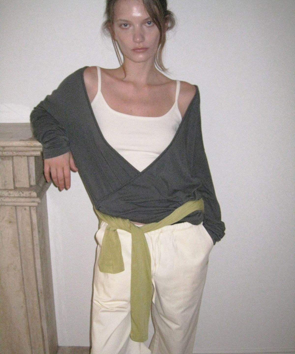 어패럴아카이브(APPAREL ARCHIVE) Odel wrap v-neck shirring tee - Charcoal