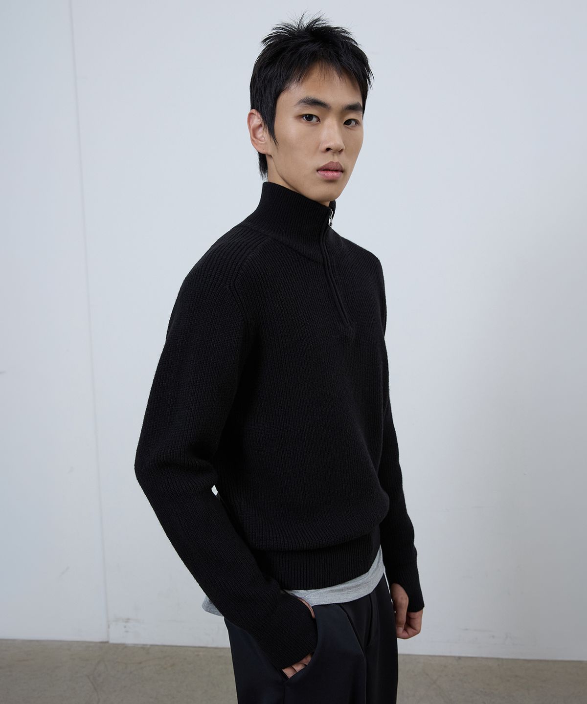 미치코런던 스포츠(MICHIKO LONDON SPORTS) 리브드 하이넥 하프집업 니트 블랙