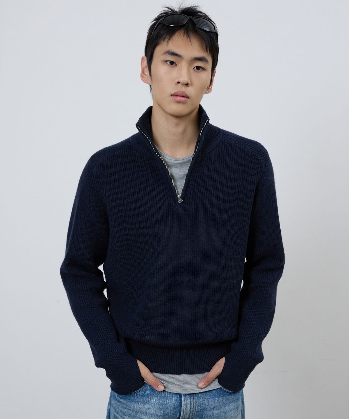 미치코런던 스포츠(MICHIKO LONDON SPORTS) 리브드 하이넥 하프집업 니트 다크 네이비