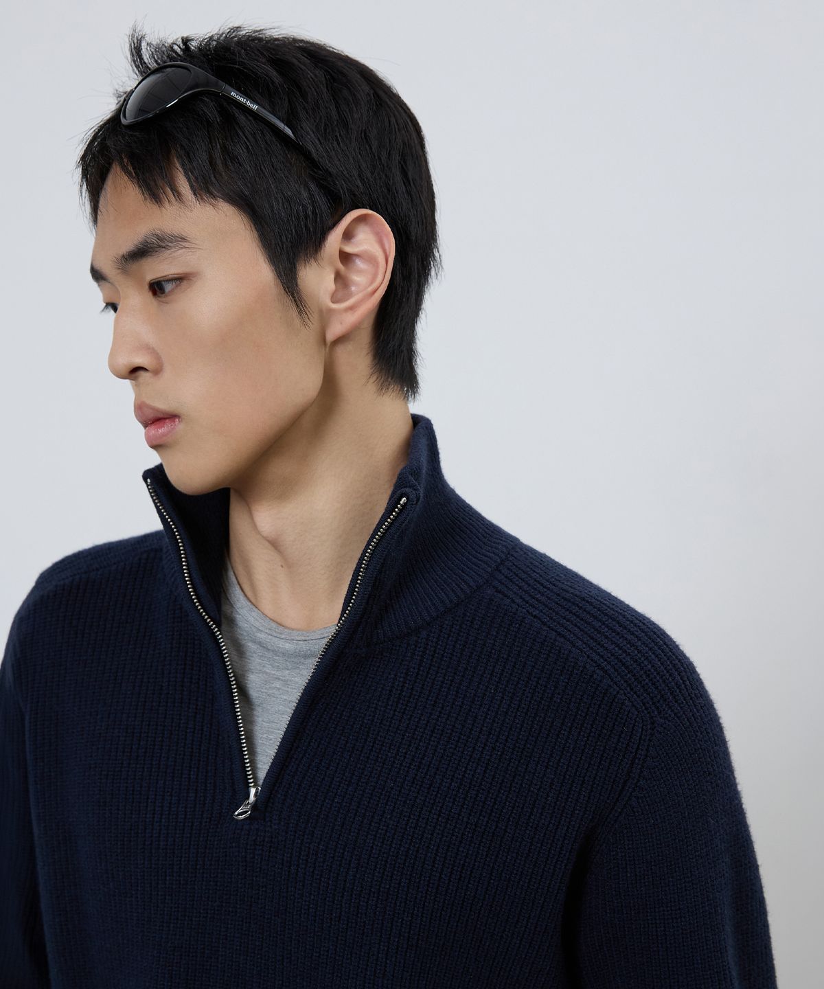 미치코런던 스포츠(MICHIKO LONDON SPORTS) 리브드 하이넥 하프집업 니트 다크 네이비