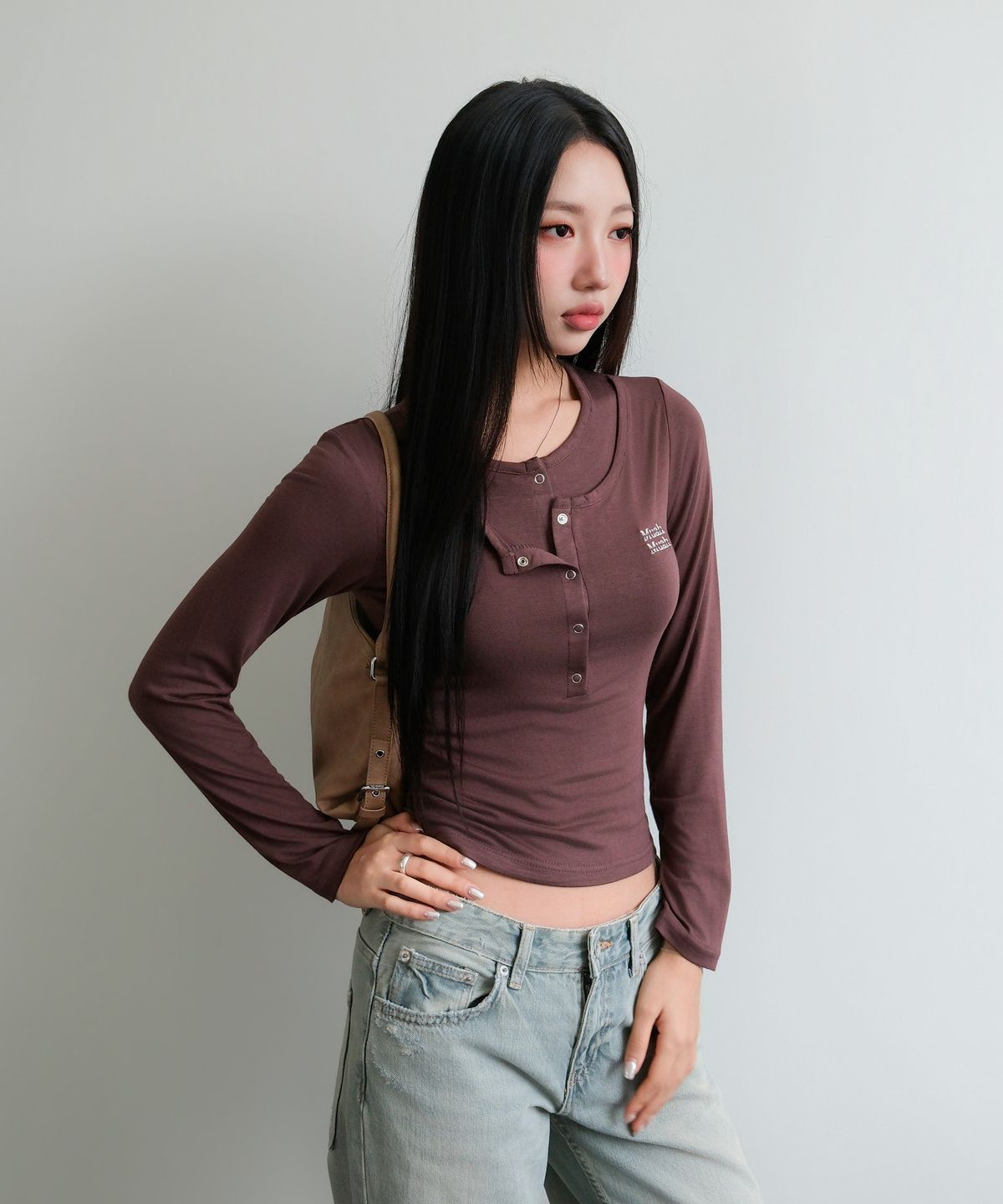무아무아(MUAHMUAH) 레이어 헨리넥 긴팔 티셔츠 [브라운]