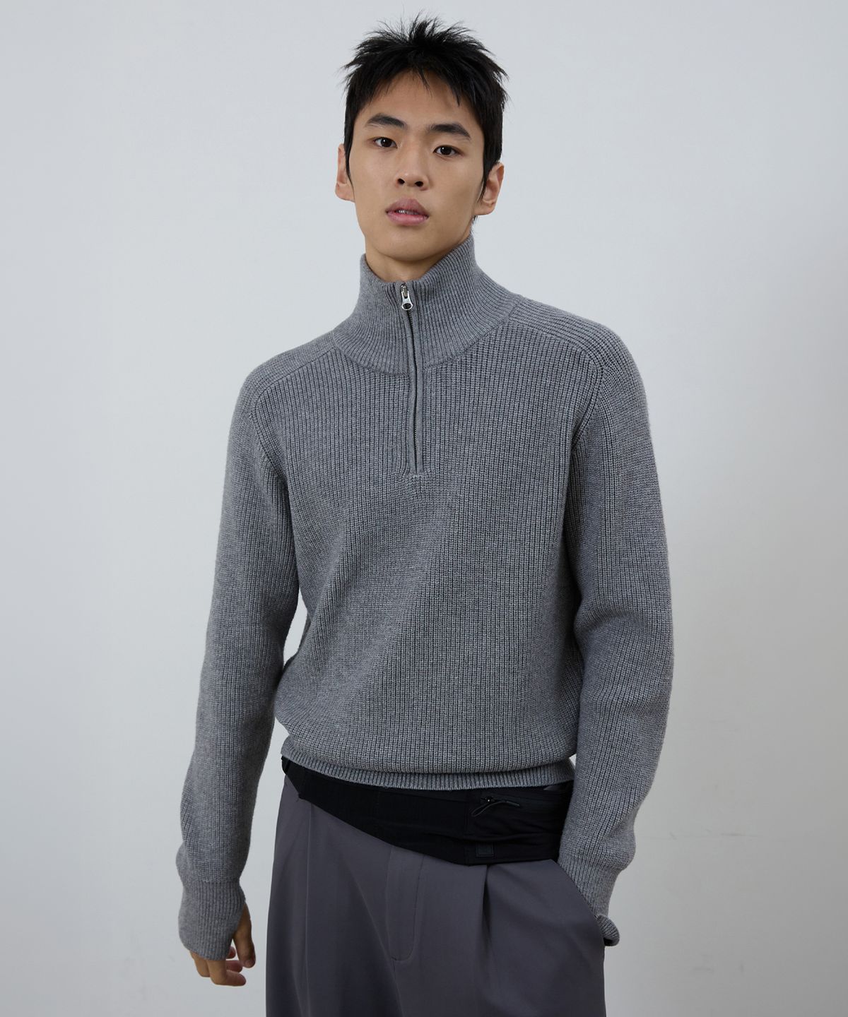 미치코런던 스포츠(MICHIKO LONDON SPORTS) 리브드 하이넥 하프집업 니트 멜란지 그레이