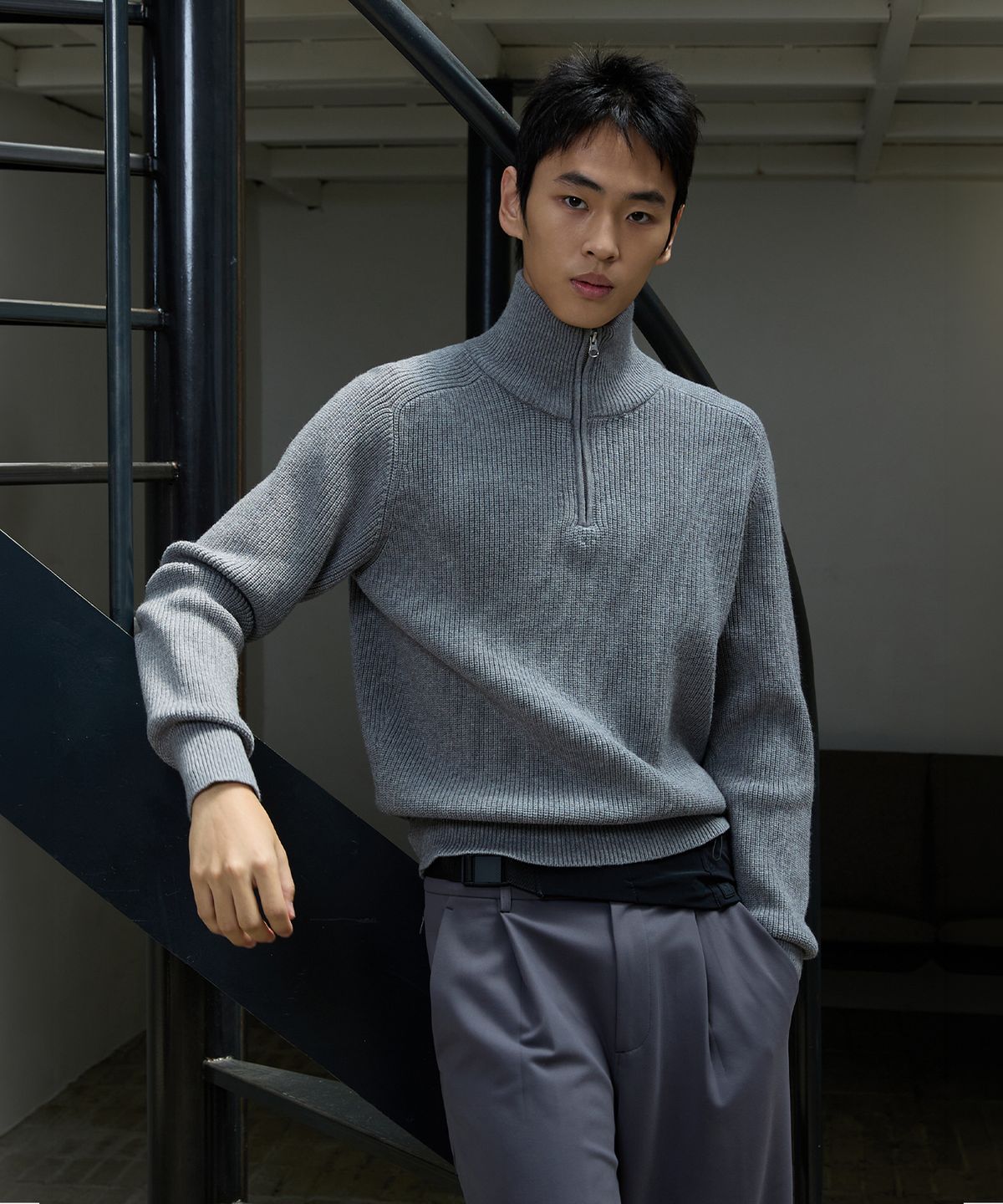 미치코런던 스포츠(MICHIKO LONDON SPORTS) 리브드 하이넥 하프집업 니트 멜란지 그레이