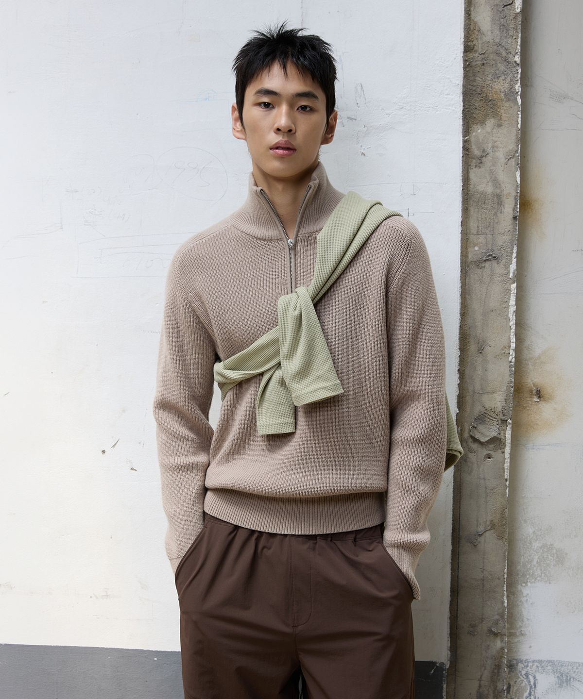 미치코런던 스포츠(MICHIKO LONDON SPORTS) 리브드 하이넥 하프집업 니트 샌드 베이지