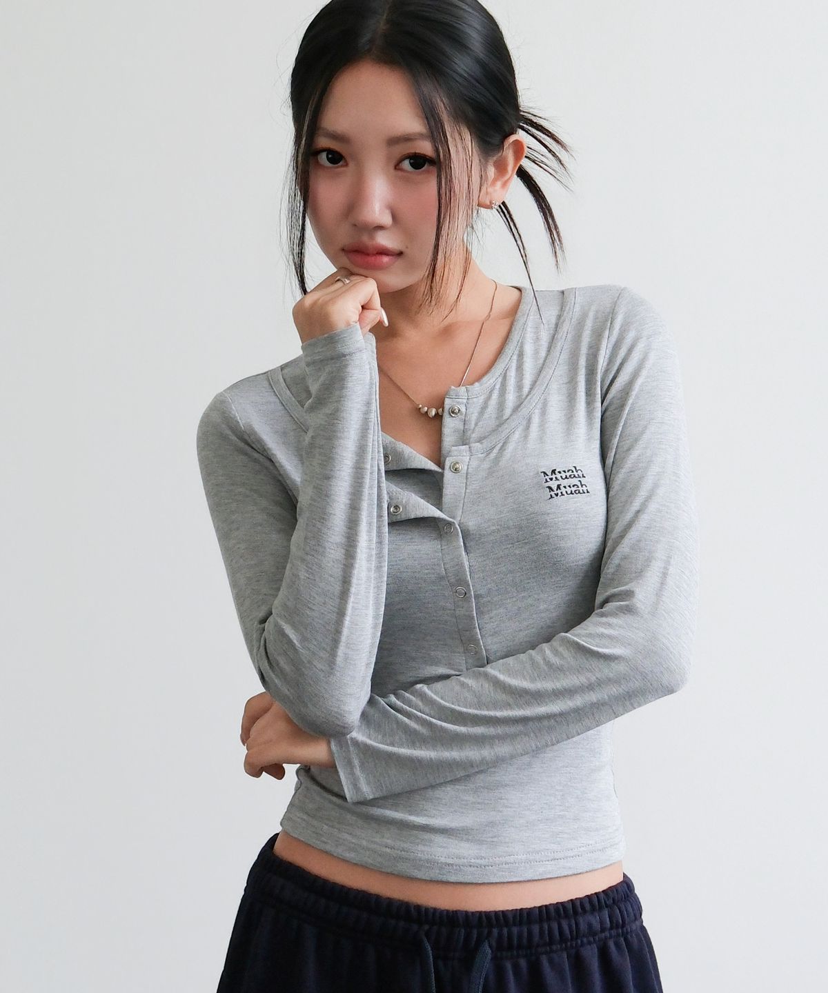 무아무아(MUAHMUAH) 레이어 헨리넥 긴팔 티셔츠 [그레이]