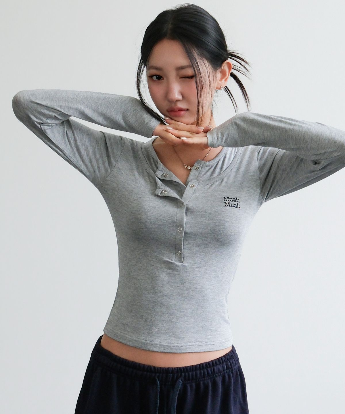 무아무아(MUAHMUAH) 레이어 헨리넥 긴팔 티셔츠 [그레이]