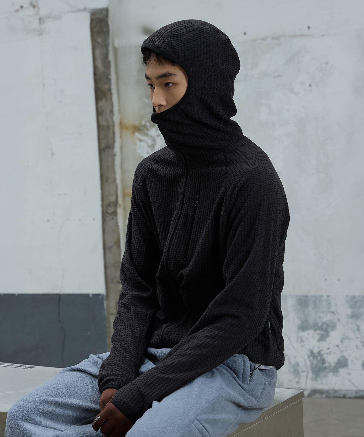 미치코런던 스포츠(MICHIKO LONDON SPORTS) 텍스처 플리스 바라클라바 집업 블랙
