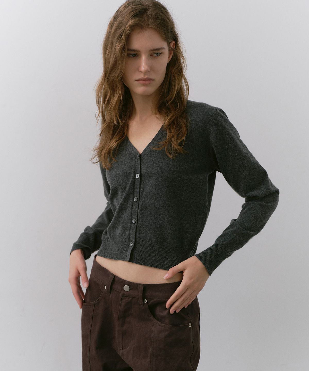 카셀(CACELE) TWIST OPEN BACK CARDIGAN, CHARCOAL