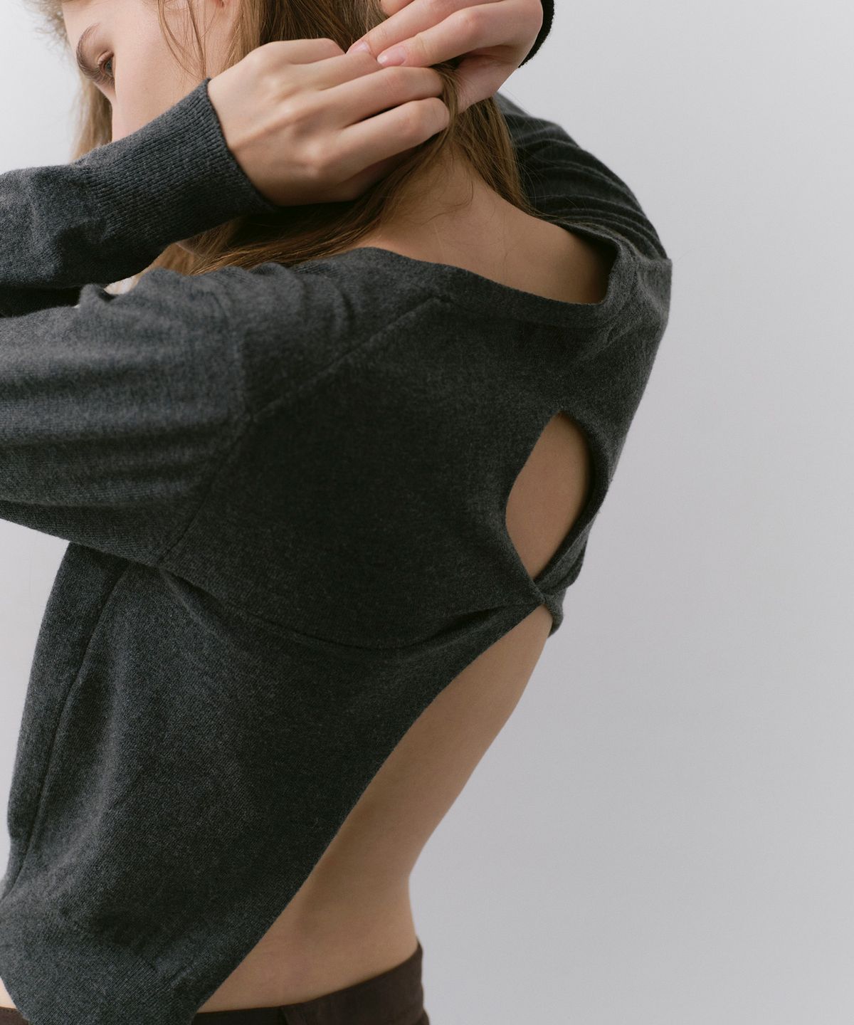 카셀(CACELE) TWIST OPEN BACK CARDIGAN, CHARCOAL