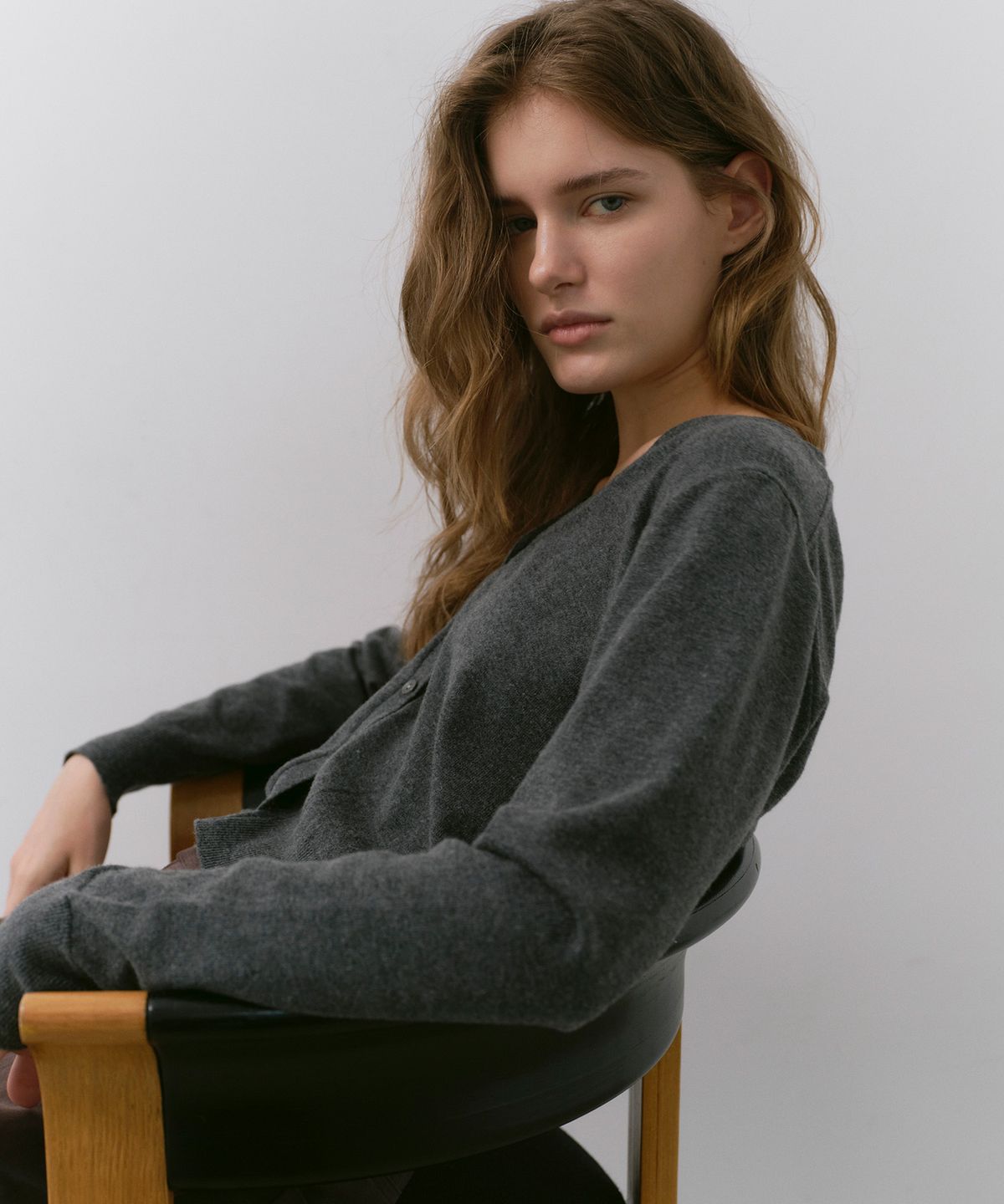 카셀(CACELE) TWIST OPEN BACK CARDIGAN, CHARCOAL