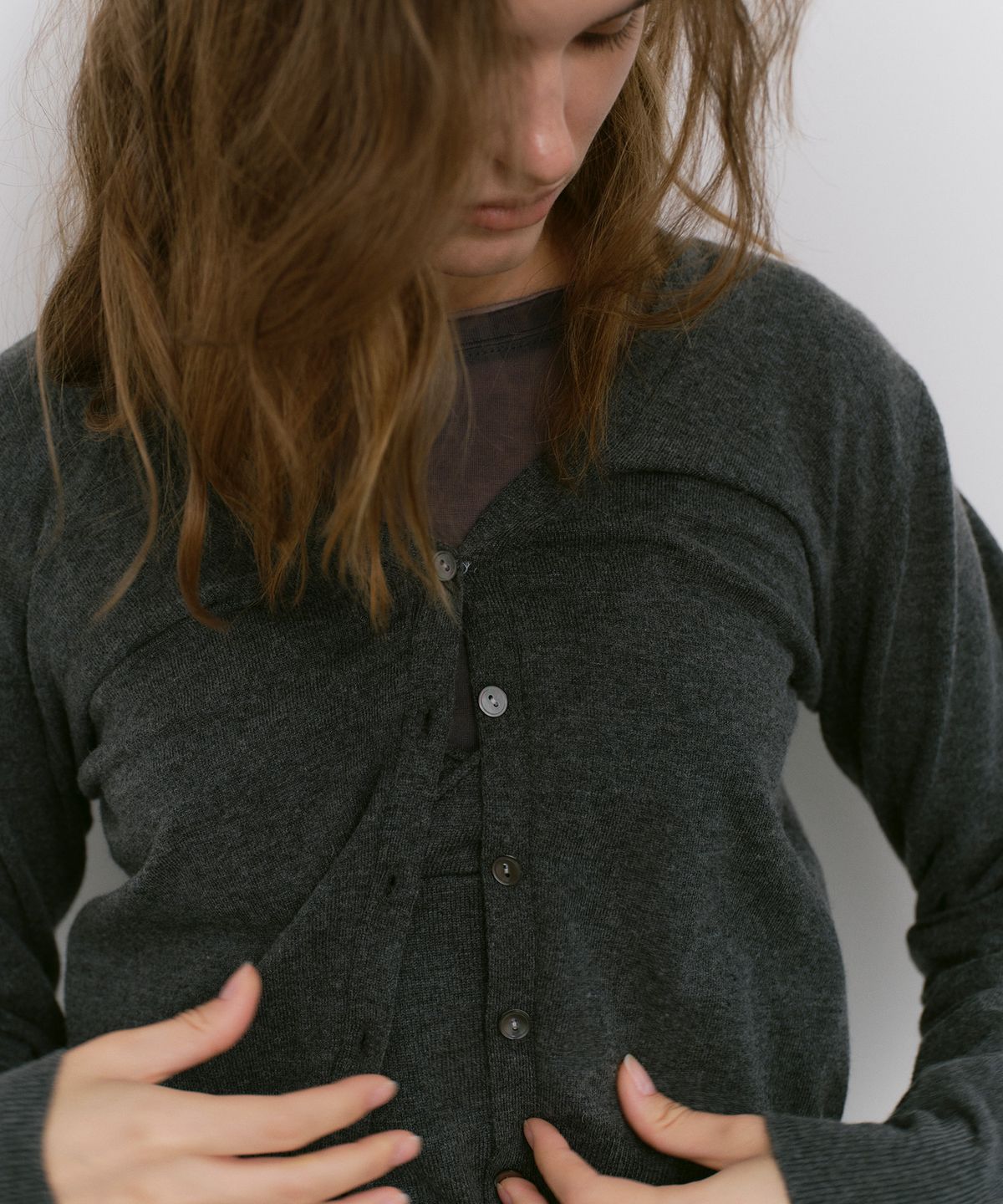 카셀(CACELE) TWIST OPEN BACK CARDIGAN, CHARCOAL