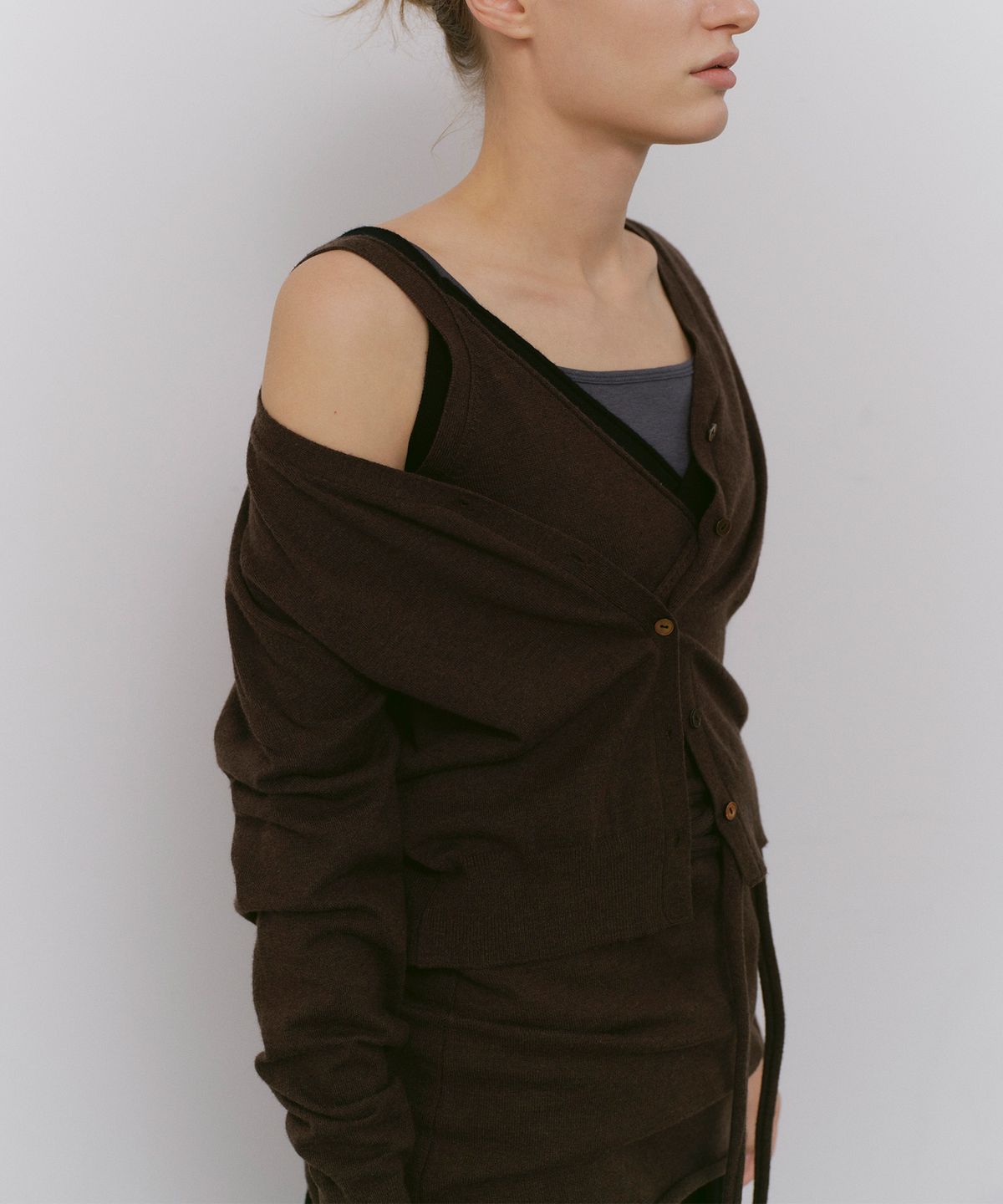 카셀(CACELE) TWIST OPEN BACK CARDIGAN, BROWN