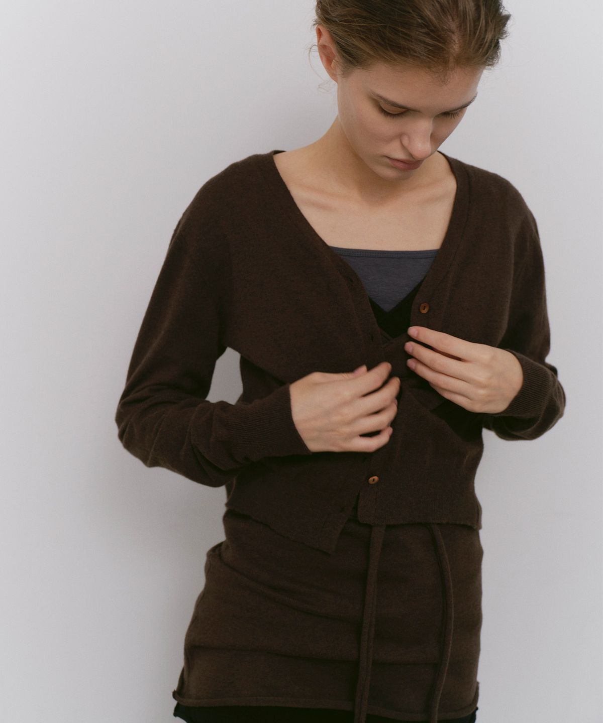 카셀(CACELE) TWIST OPEN BACK CARDIGAN, BROWN