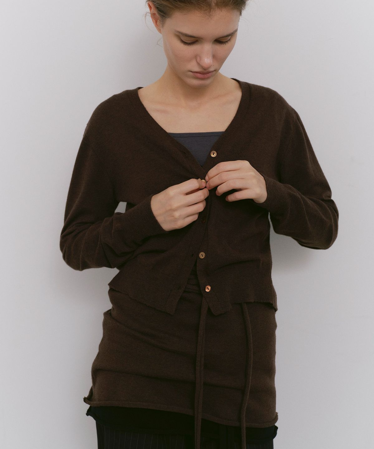카셀(CACELE) TWIST OPEN BACK CARDIGAN, BROWN