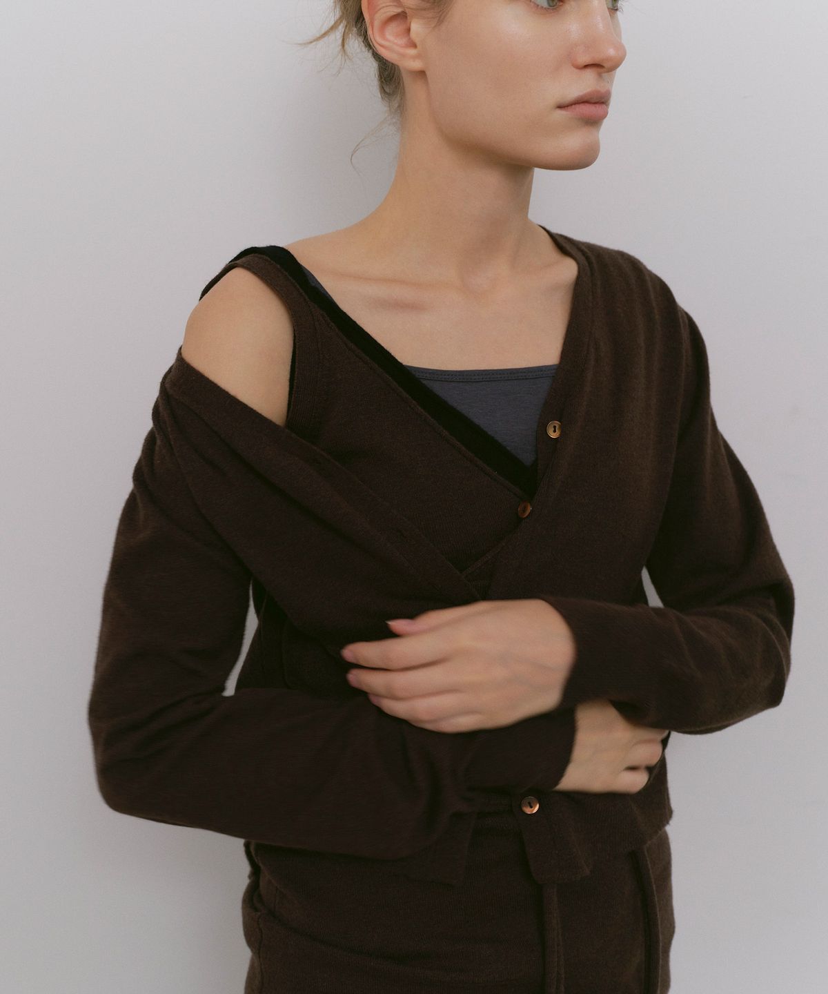 카셀(CACELE) TWIST OPEN BACK CARDIGAN, BROWN