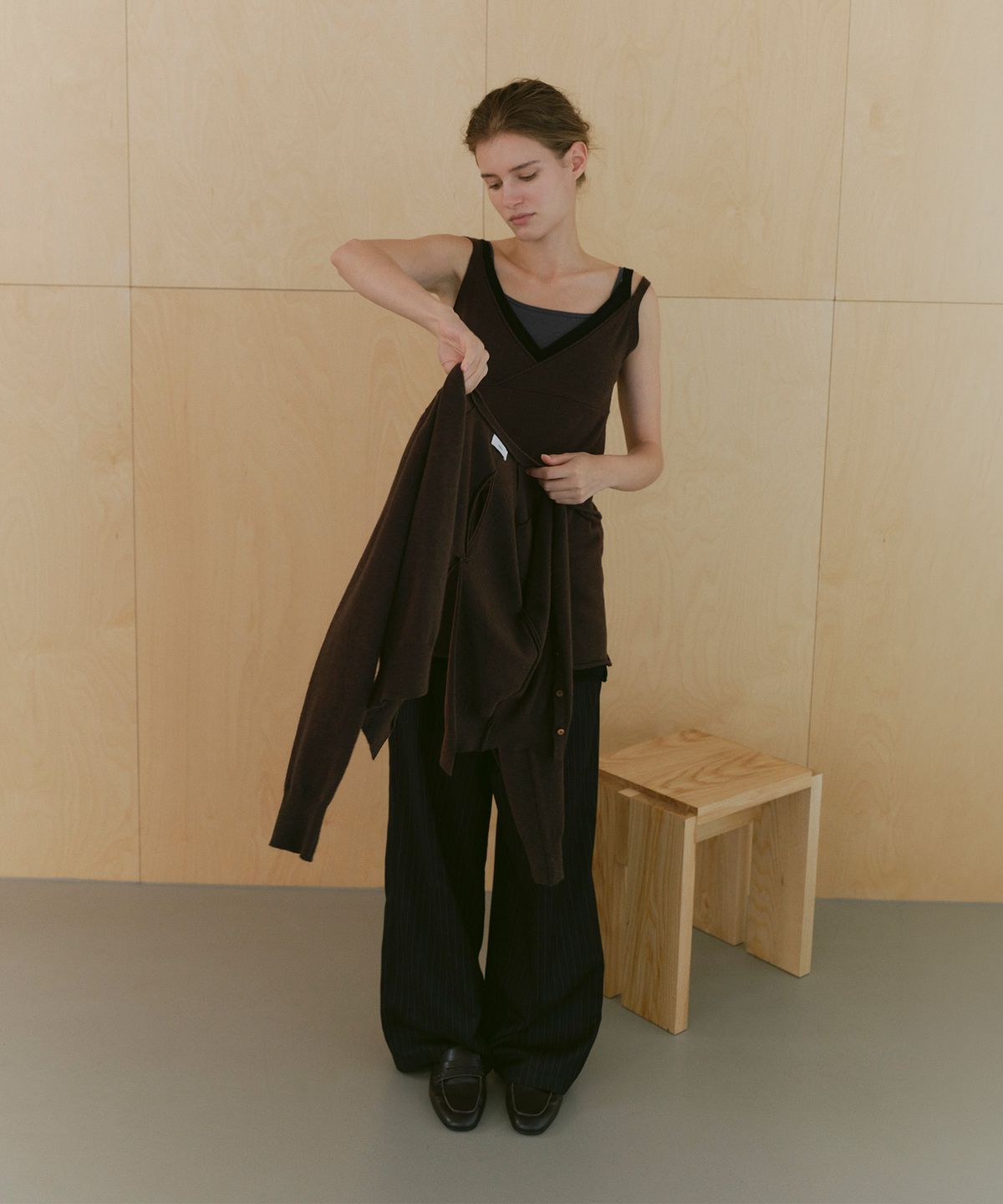 카셀(CACELE) TWIST OPEN BACK CARDIGAN, BROWN