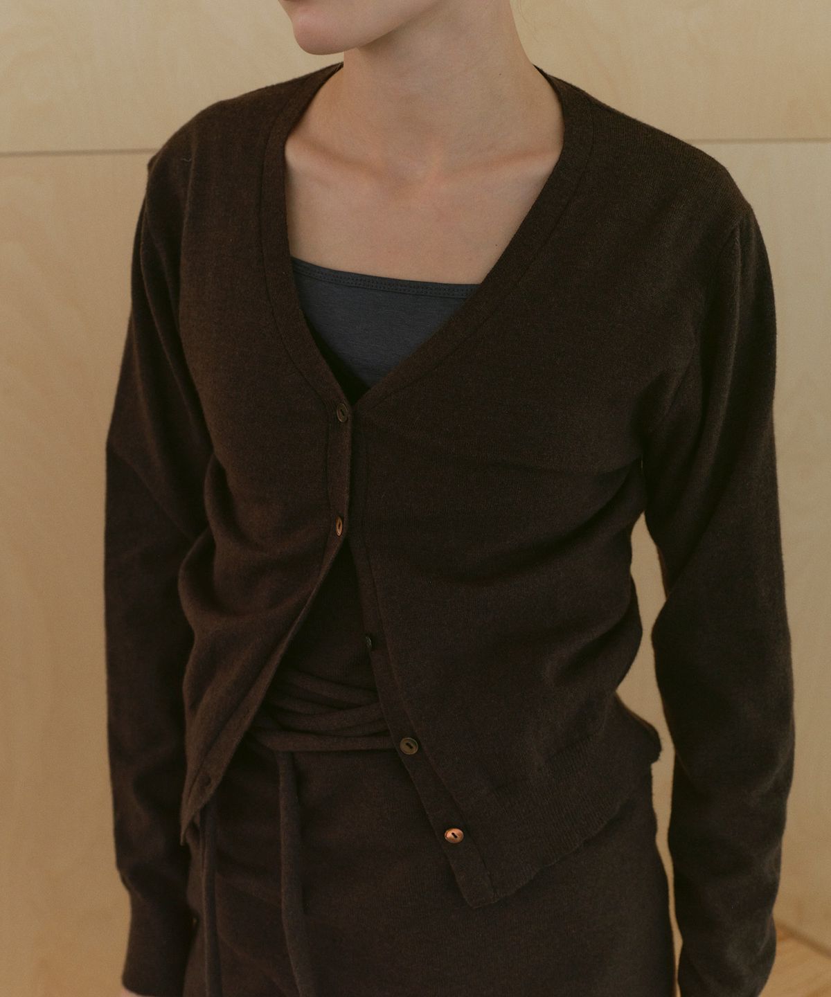 카셀(CACELE) TWIST OPEN BACK CARDIGAN, BROWN