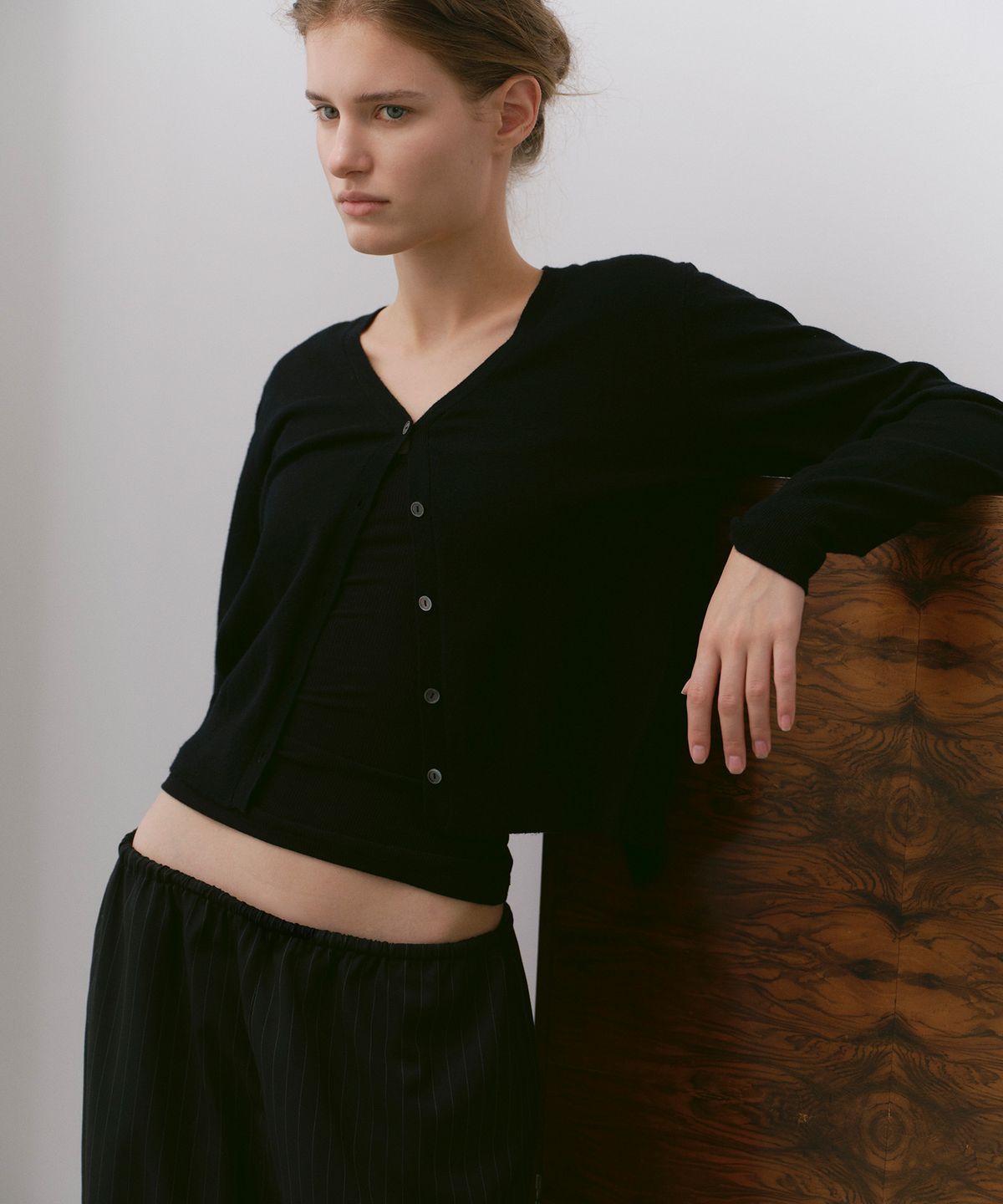 카셀(CACELE) TWIST OPEN BACK CARDIGAN, BLACK