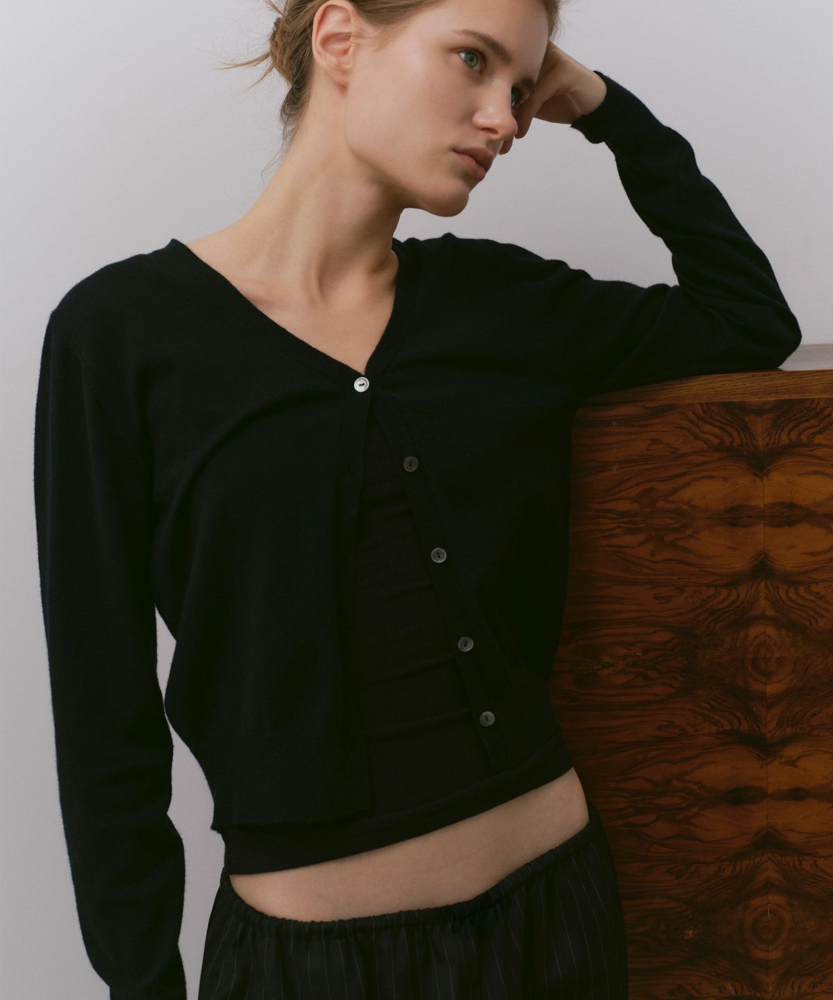 카셀(CACELE) TWIST OPEN BACK CARDIGAN, BLACK