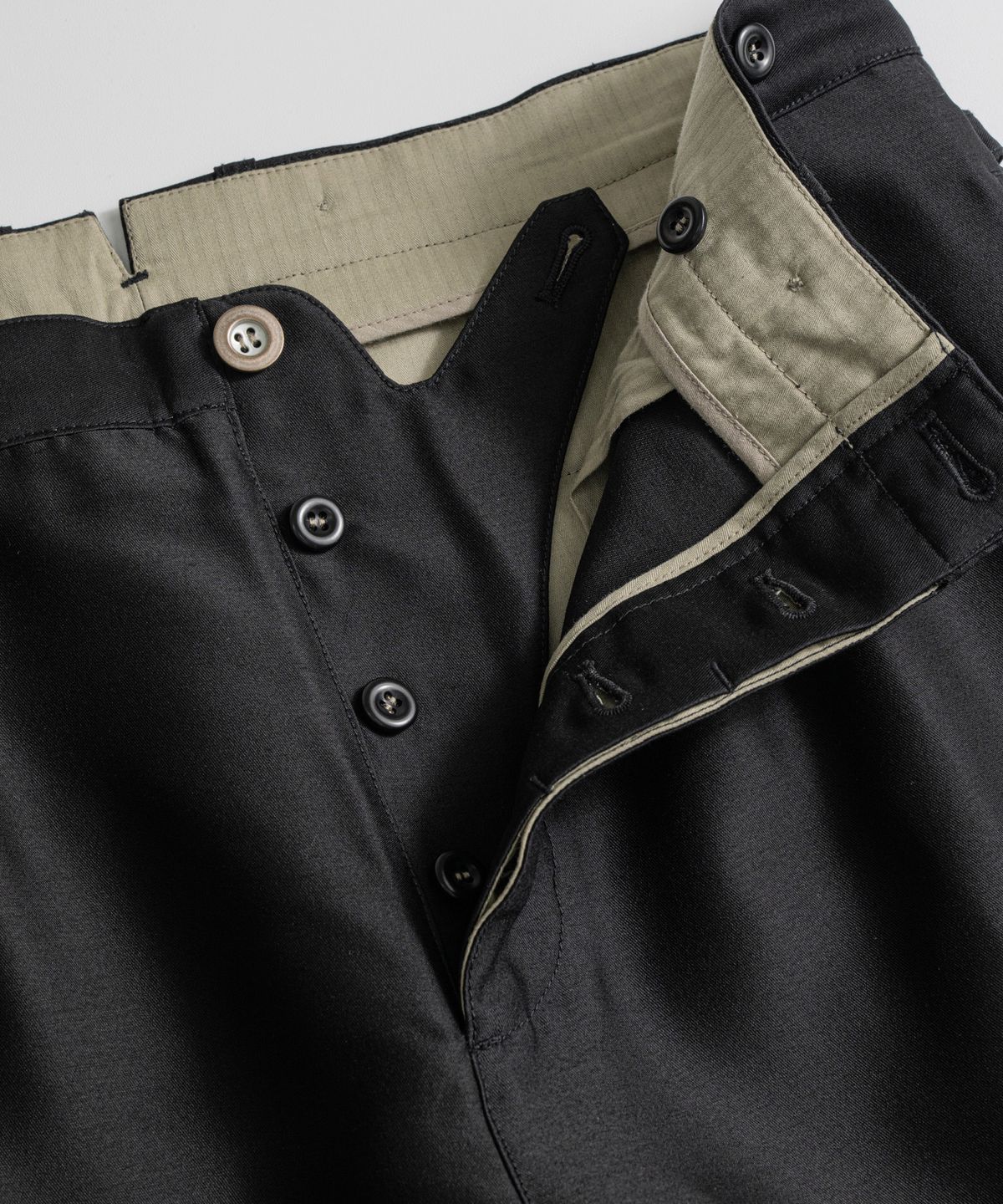 비헤비어(BEHEAVYER) SILK WOOL CLASSIC TROUSERS satin black