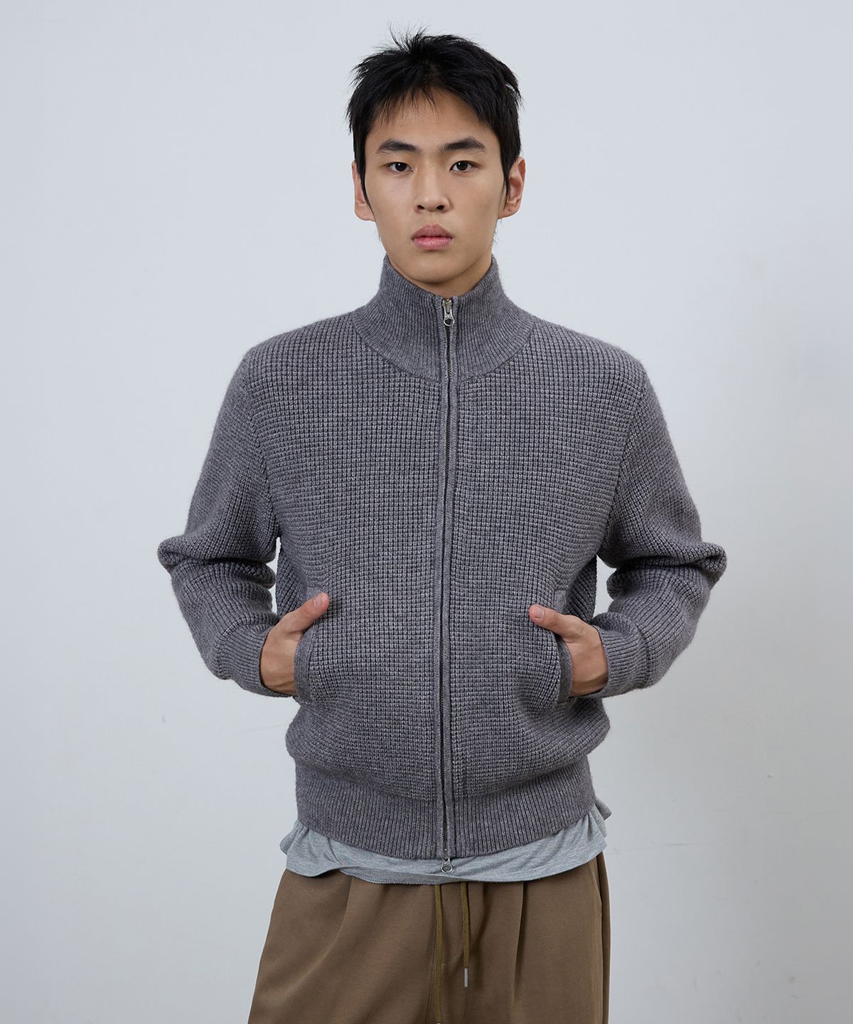 미치코런던 스포츠(MICHIKO LONDON SPORTS) 와플 하이넥 집업 니트 멜란지 그레이