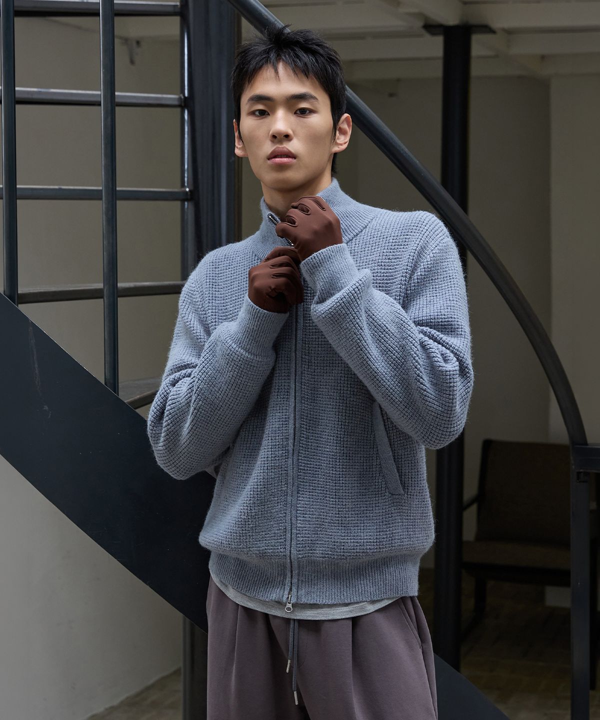 미치코런던 스포츠(MICHIKO LONDON SPORTS) 와플 하이넥 집업 니트 더스티 블루
