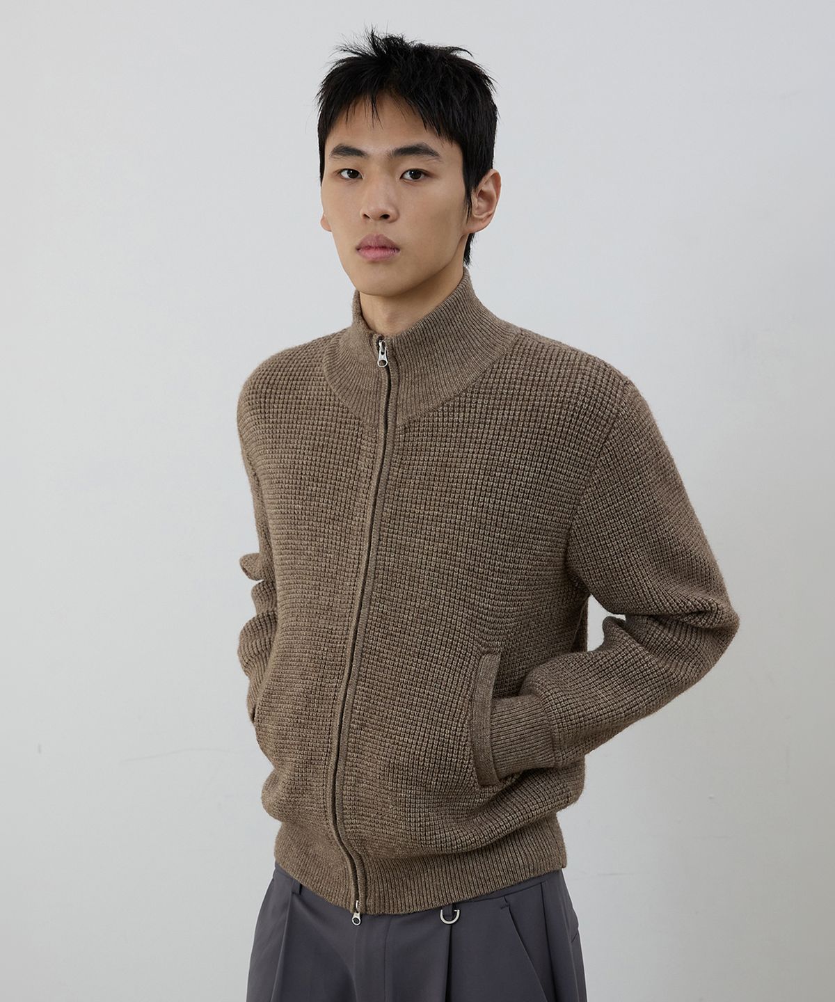 미치코런던 스포츠(MICHIKO LONDON SPORTS) 와플 하이넥 집업 니트 토프 브라운