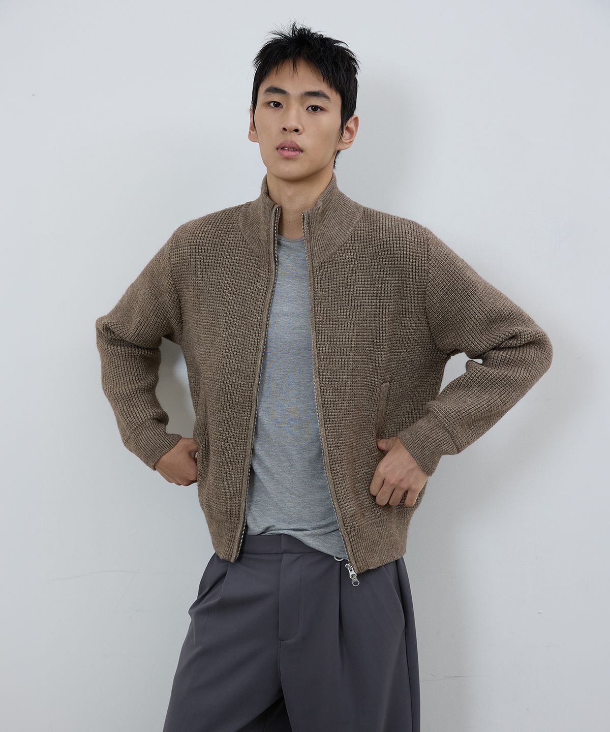 미치코런던 스포츠(MICHIKO LONDON SPORTS) 와플 하이넥 집업 니트 토프 브라운