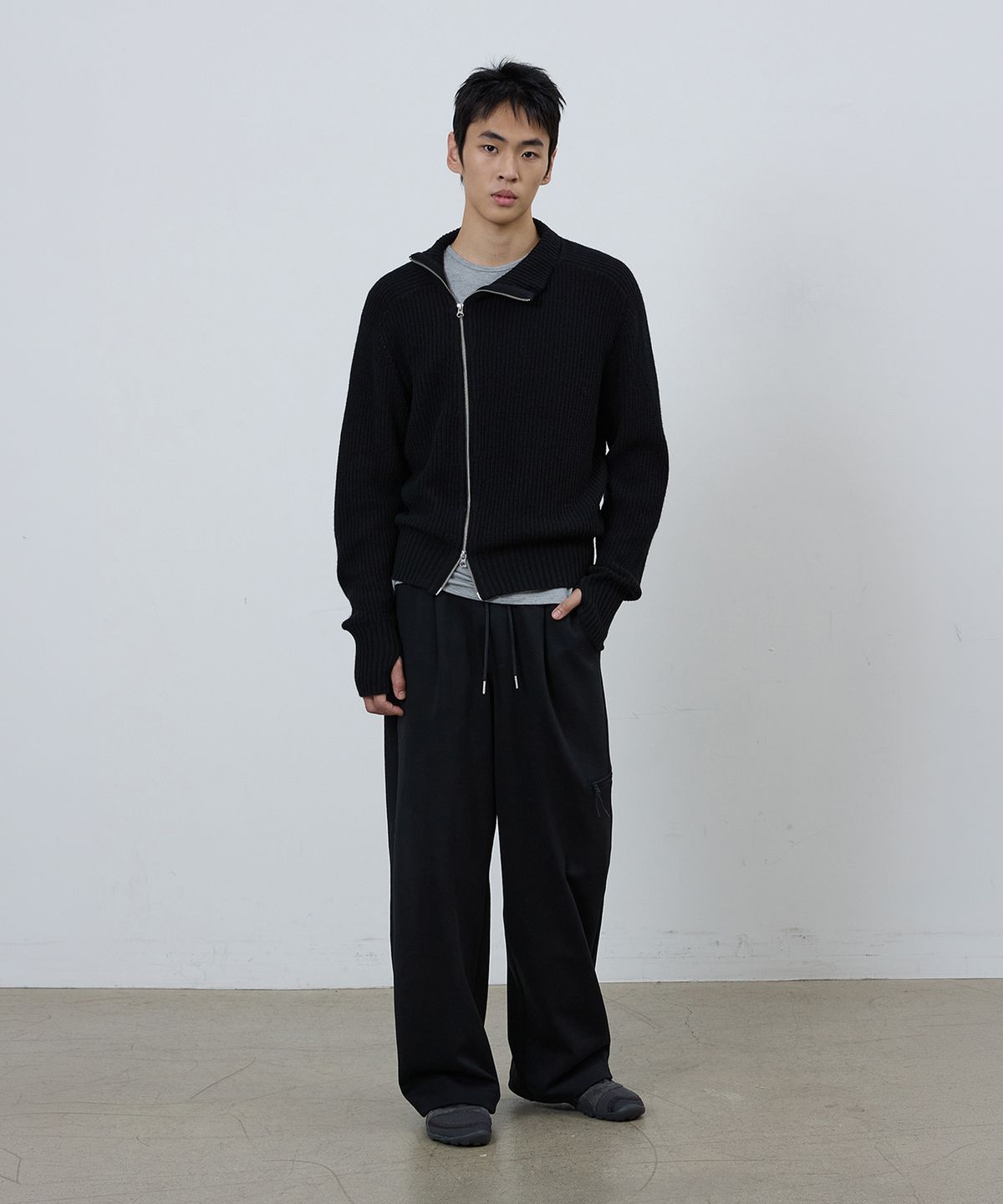 미치코런던 스포츠(MICHIKO LONDON SPORTS) 다이애그널 하이넥 집업 니트 블랙