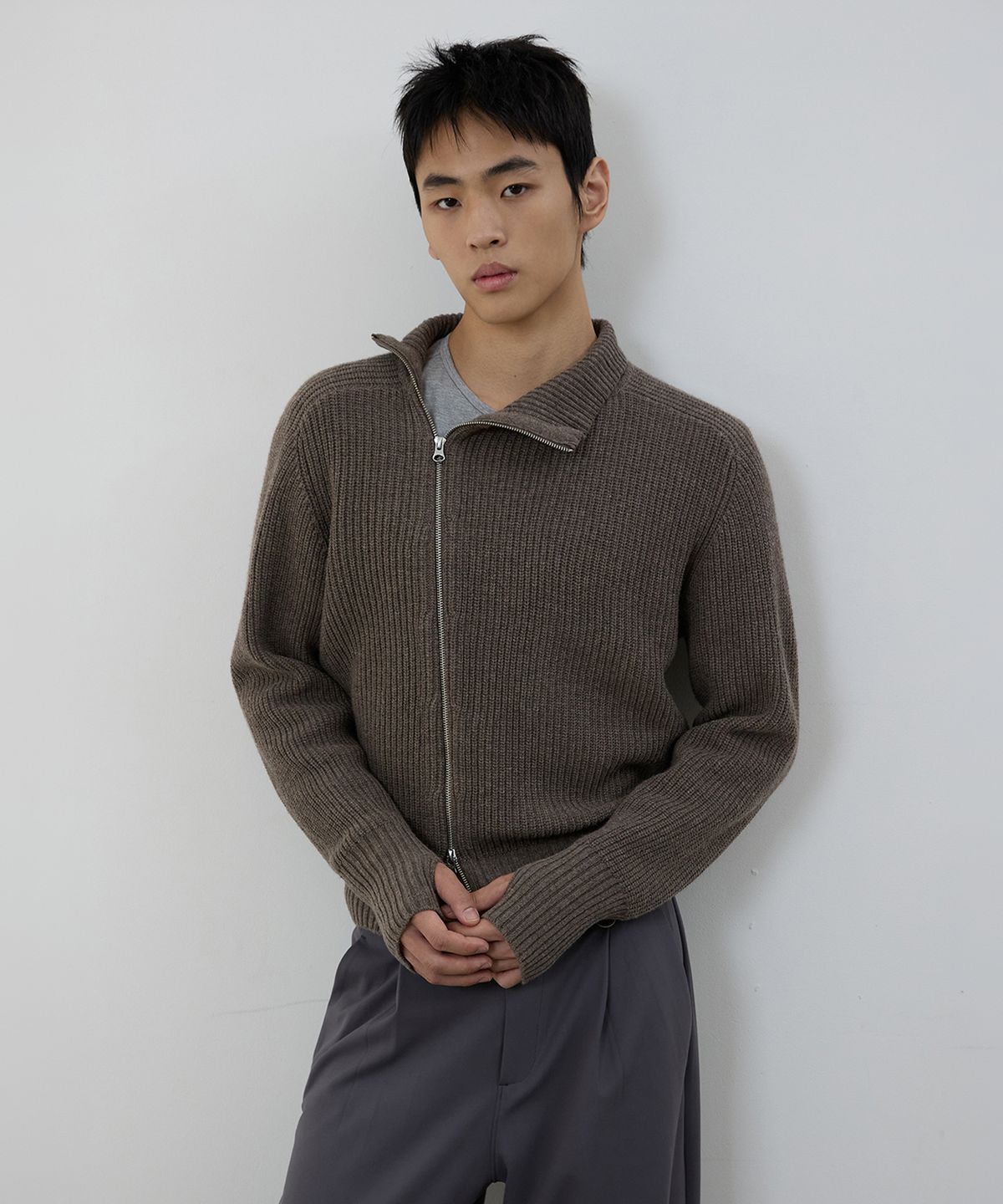 미치코런던 스포츠(MICHIKO LONDON SPORTS) 다이애그널 하이넥 집업 니트 토프 브라운