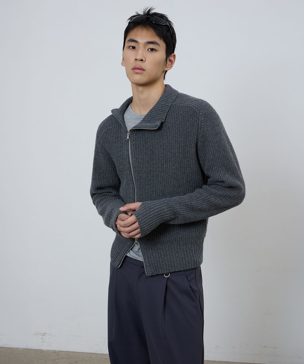 미치코런던 스포츠(MICHIKO LONDON SPORTS) 다이애그널 하이넥 집업 니트 차콜