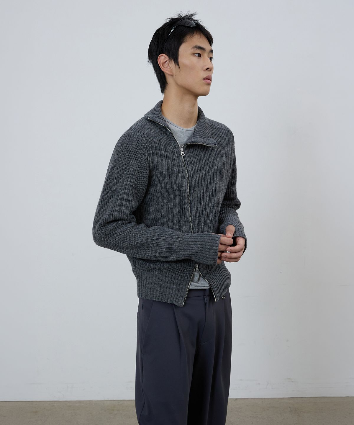 미치코런던 스포츠(MICHIKO LONDON SPORTS) 다이애그널 하이넥 집업 니트 차콜