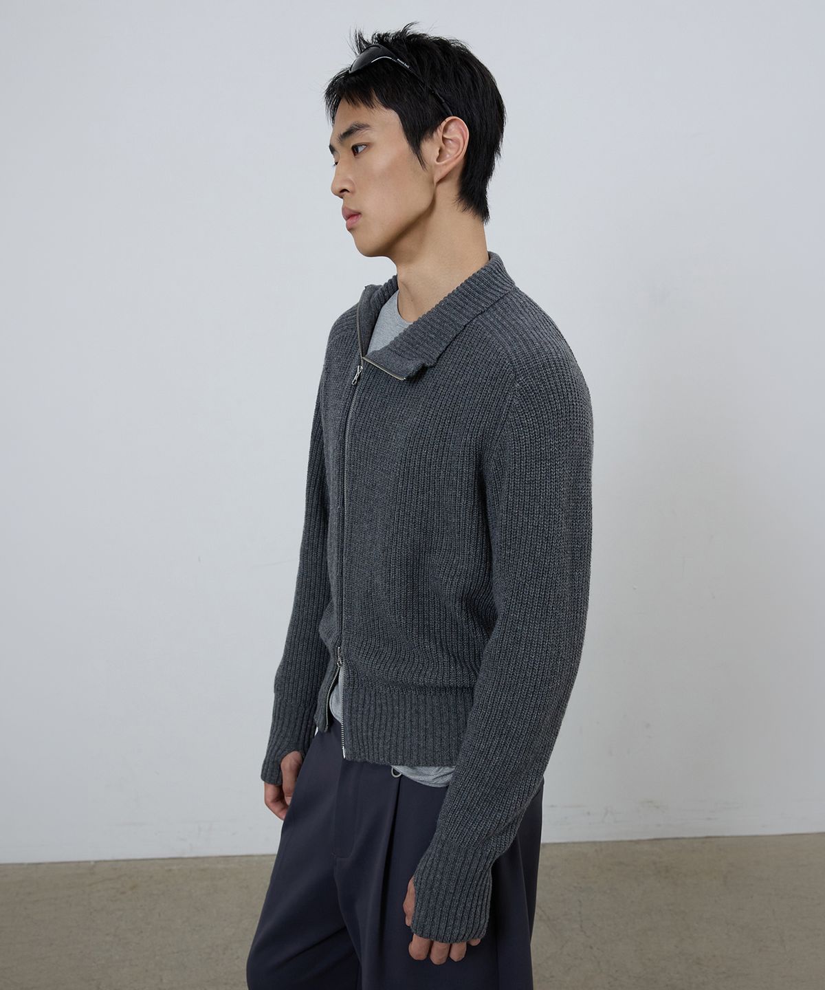 미치코런던 스포츠(MICHIKO LONDON SPORTS) 다이애그널 하이넥 집업 니트 차콜