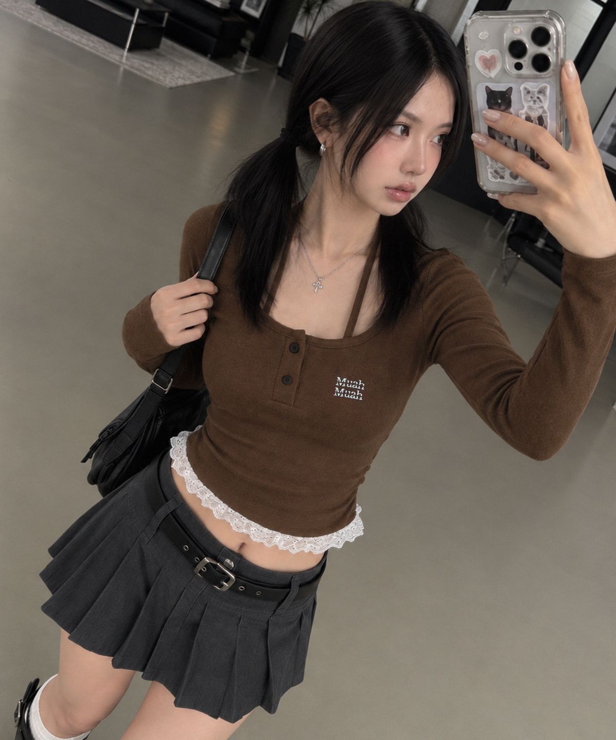 무아무아(MUAHMUAH) 레이스 배색 홀터넥 티셔츠 [브라운]