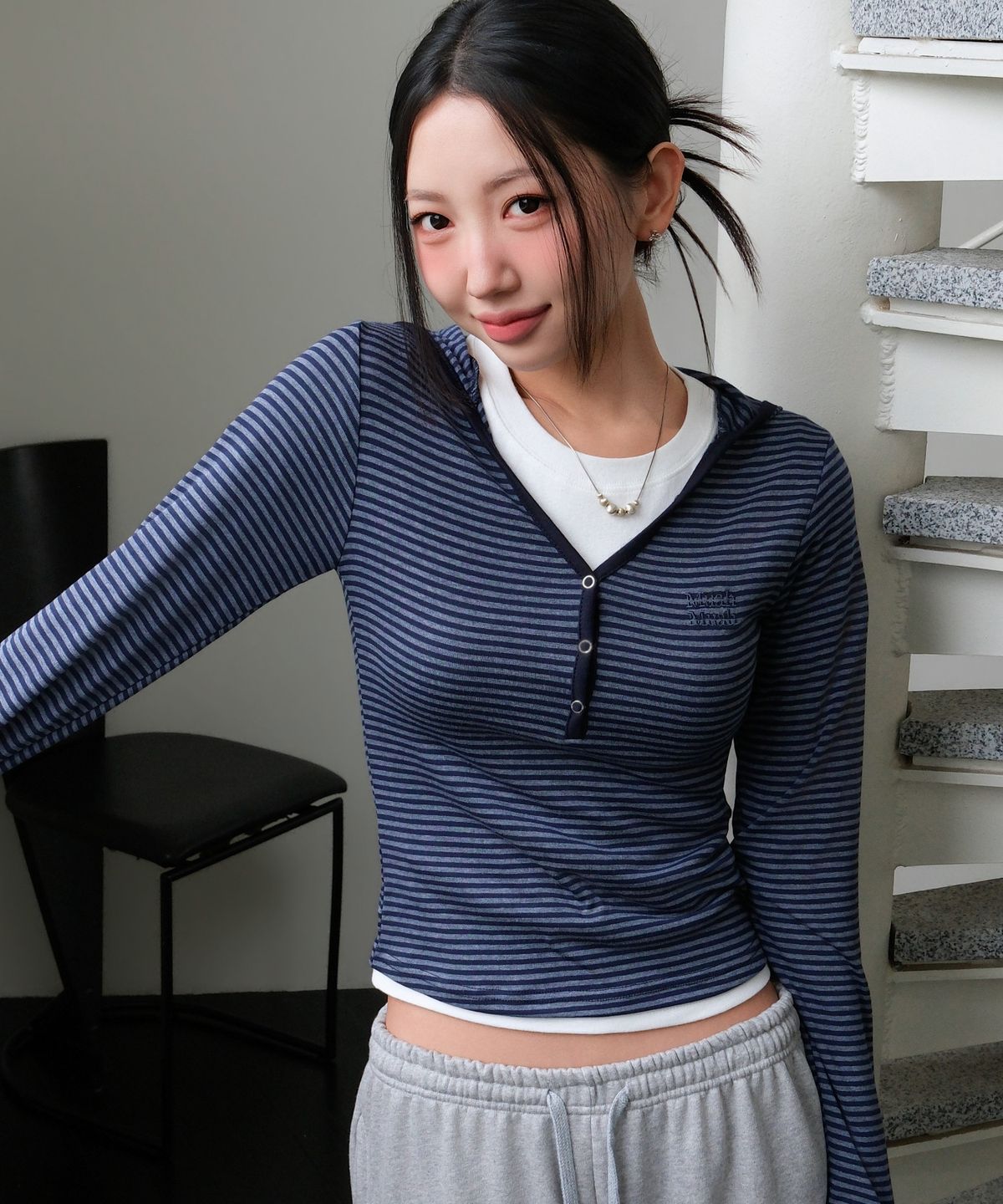 무아무아(MUAHMUAH) 브러쉬 스트라이프 후드 긴팔티 [네이비]