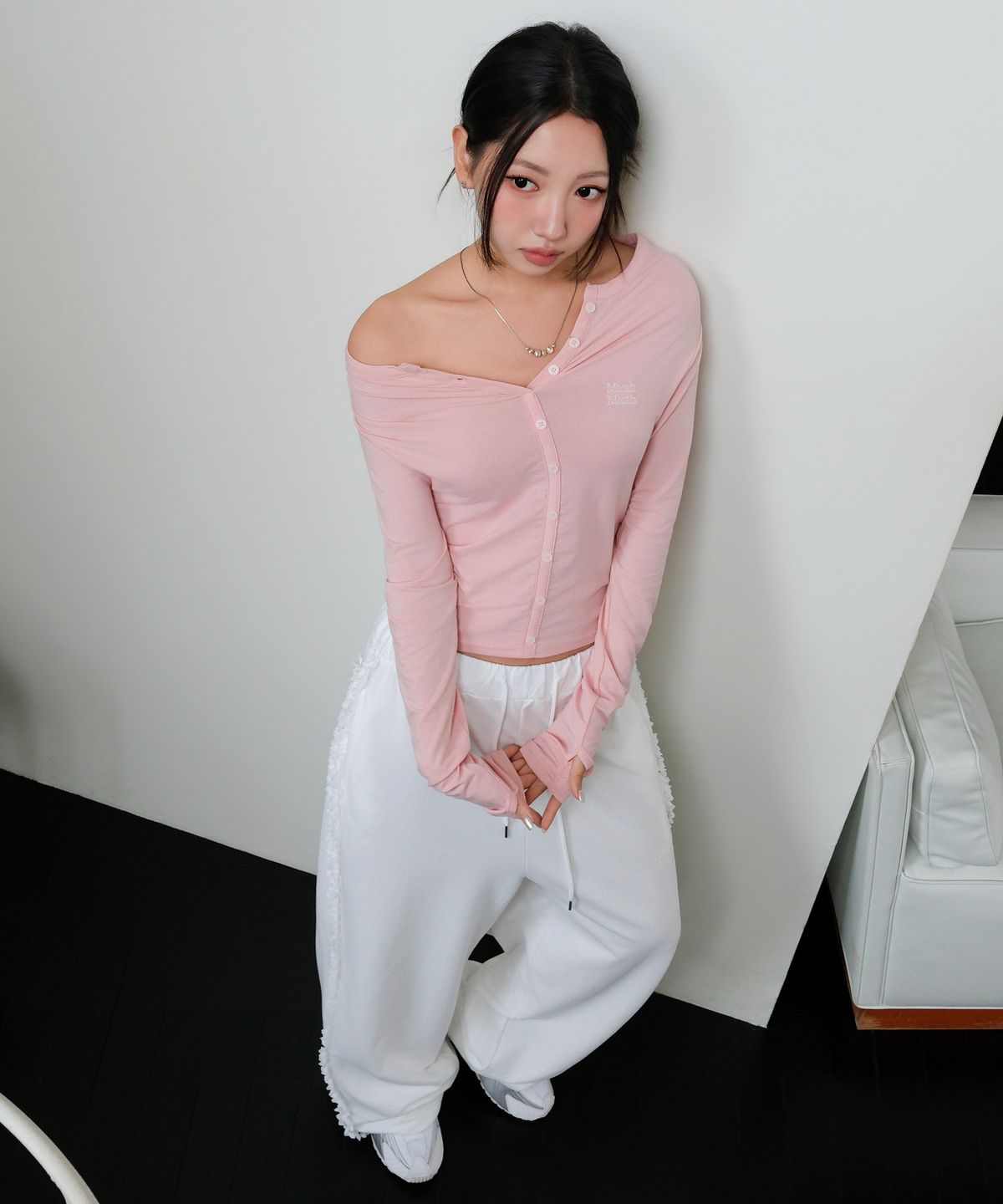 무아무아(MUAHMUAH) 오프숄더 헨리 긴팔 티셔츠 [베이비핑크]