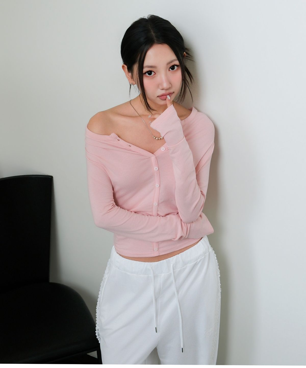 무아무아(MUAHMUAH) 오프숄더 헨리 긴팔 티셔츠 [베이비핑크]