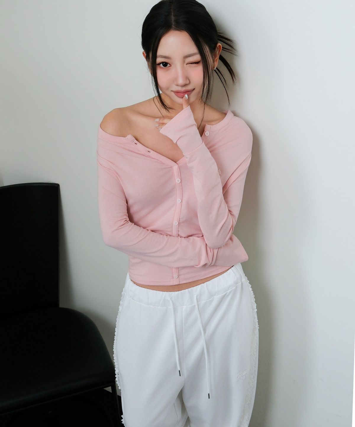무아무아(MUAHMUAH) 오프숄더 헨리 긴팔 티셔츠 [베이비핑크]