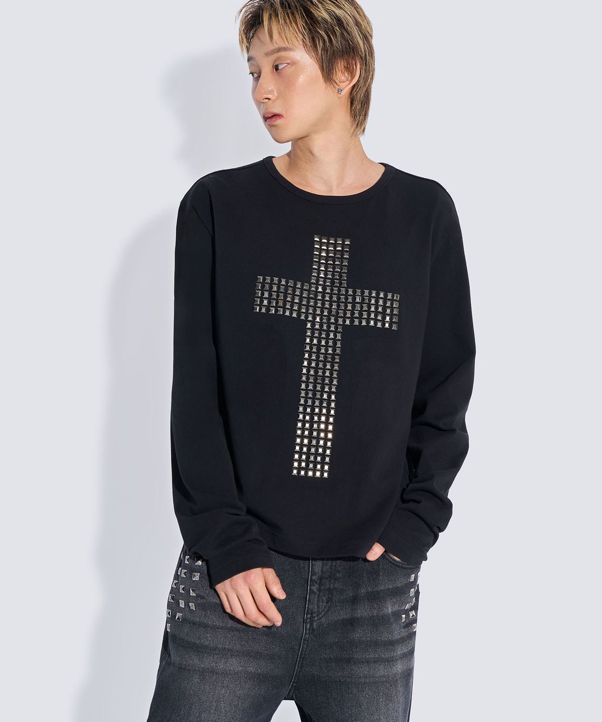 피치블랙(PITCHBLACK) CROSS STUDDED LONG SLEEVE T-SHIRT (BLACK)