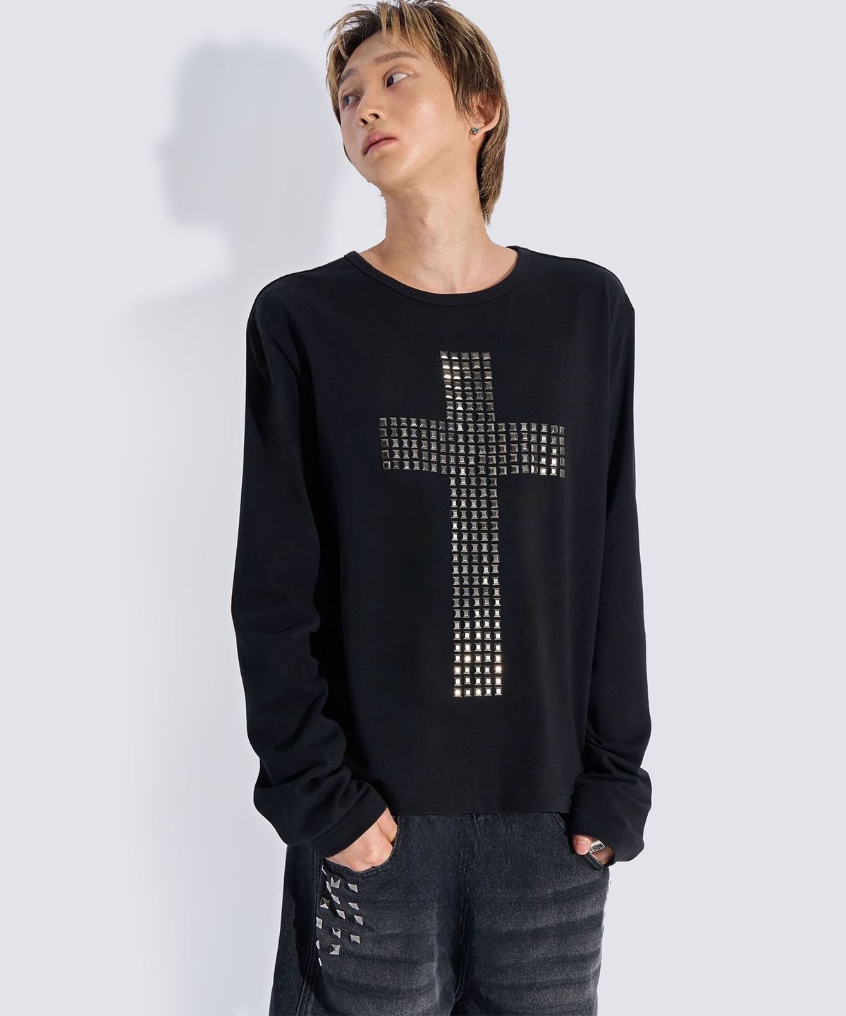 피치블랙(PITCHBLACK) CROSS STUDDED LONG SLEEVE T-SHIRT (BLACK)