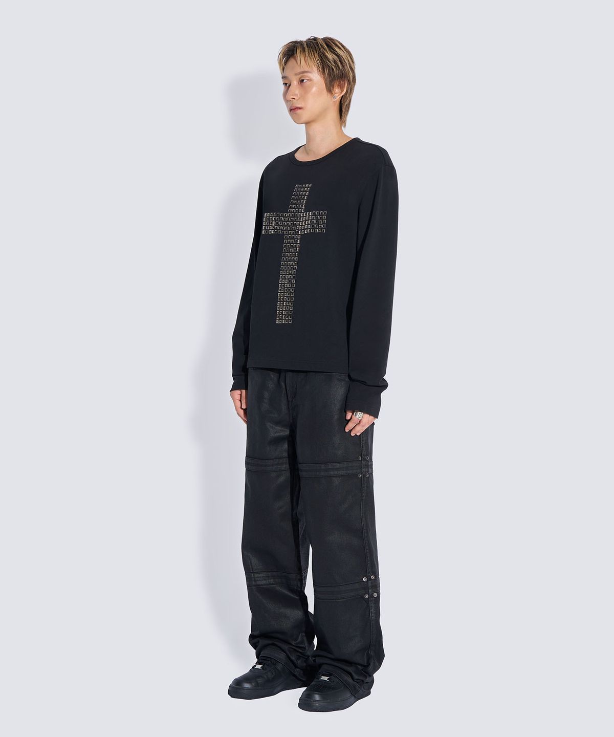 피치블랙(PITCHBLACK) CROSS STUDDED LONG SLEEVE T-SHIRT (BLACK)