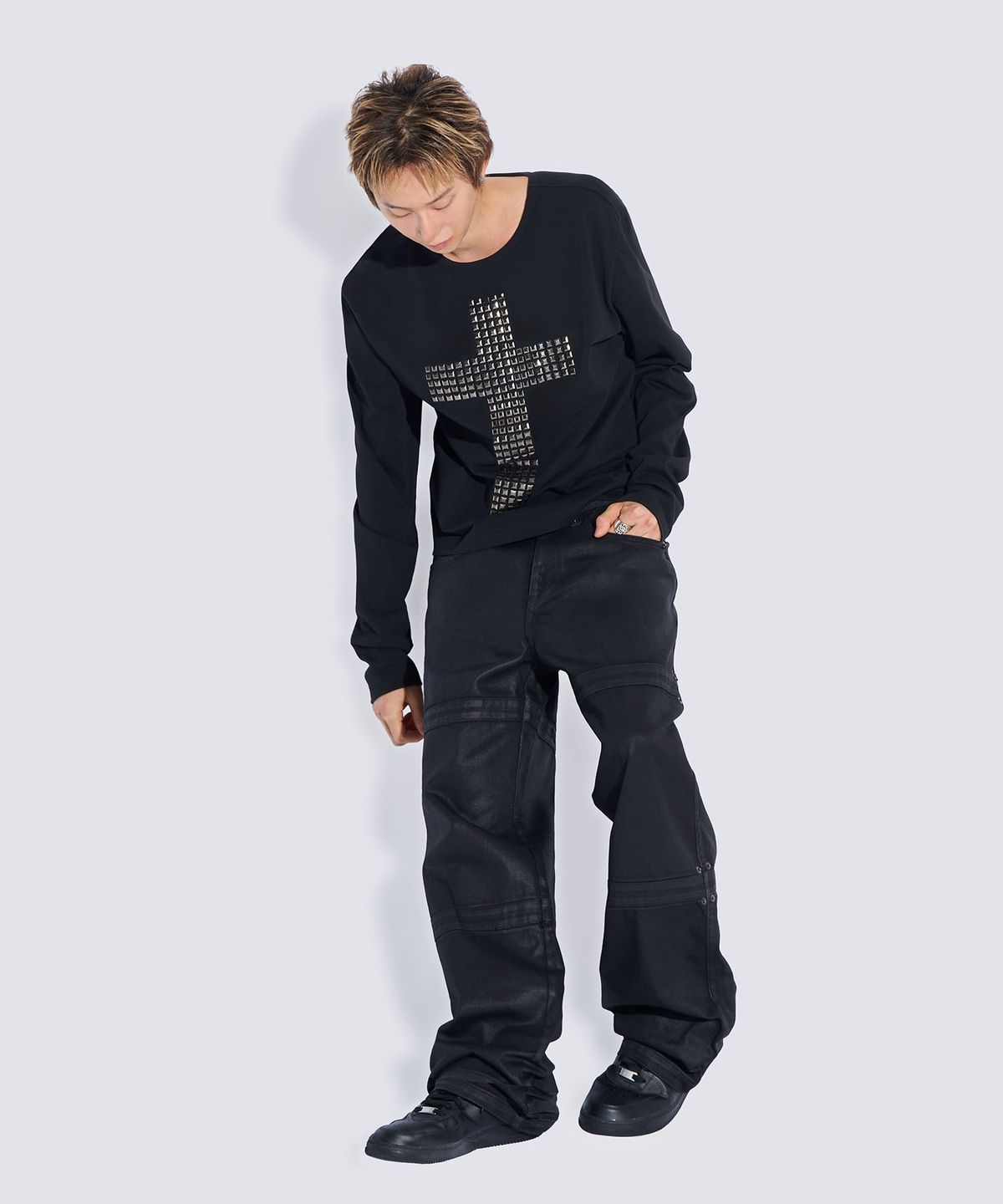 피치블랙(PITCHBLACK) CROSS STUDDED LONG SLEEVE T-SHIRT (BLACK)