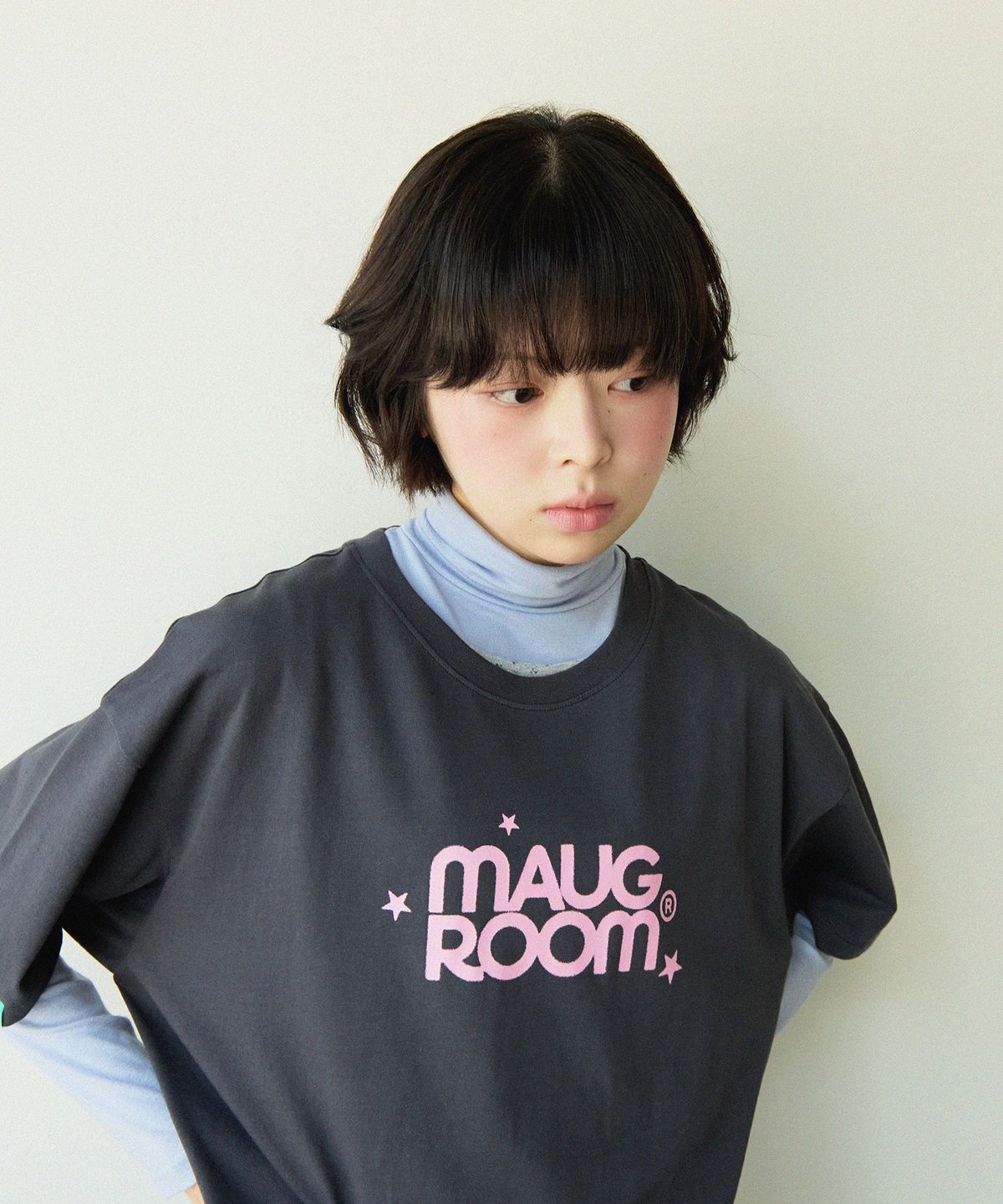 마우그(MAUG) 마우그룸 스타 반팔 티셔츠 차콜